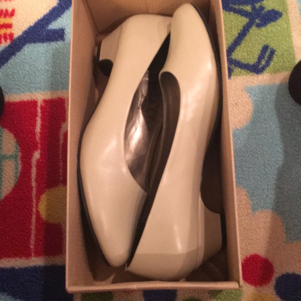 Beige pumps. 10W.